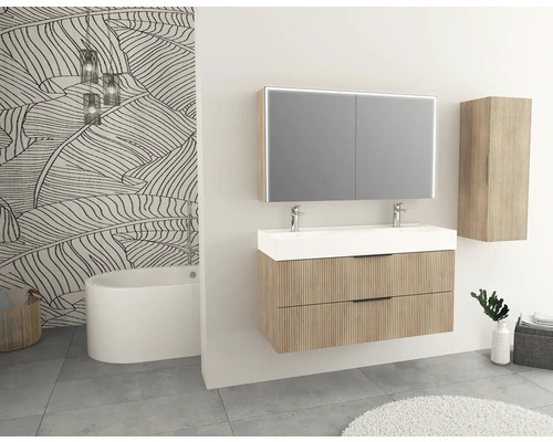 Moderná kúpeľňa s umývadlom, zrkadlovou skrinkou s osvetlením a vaňou