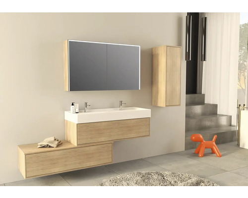 Moderná kúpeľňa s umývadlom, zrkadlovou skrinkou a vysokou skrinkou