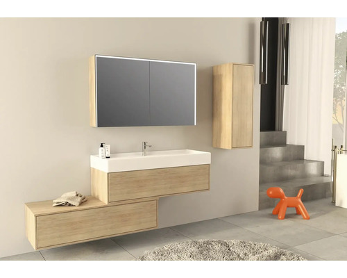 Kúpeľňa s umývadlom, zrkadlovou skrinkou, spodnou skrinkou a vysokou skrinkou