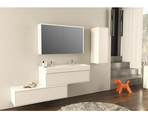 Moderná kúpeľňa s umývadlovou skrinkou, zrkadlovou skrinkou a vysokou skrinkou pre svetlé a upratané prostredie.