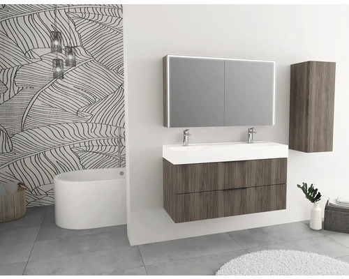 Kúpeľňa s vaňou, skrinkou pod umývadlo, umývadlom, zrkadlovou skrinkou s osvetlením a závesnou skrinkou vo vzhľade dreva.