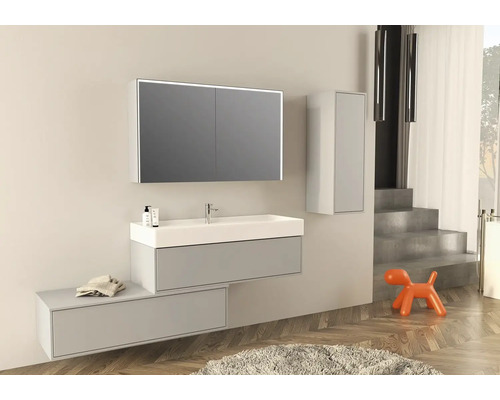 Kúpeľňa s umývadlom, zrkadlová skrinka, vysoká skrinka a dekorácia