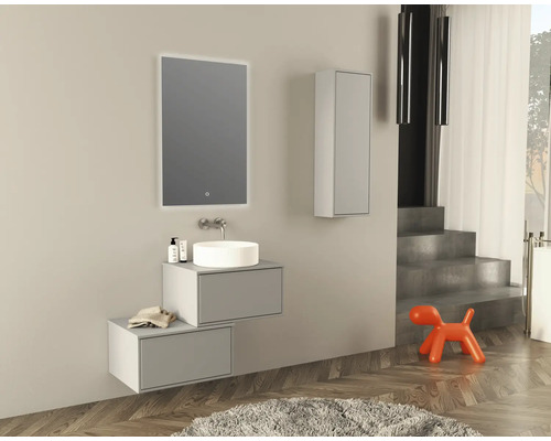 Moderná kúpeľňa so zrkadlom, umývadlom, skrinkou pod umývadlo a vysokou skriňou.