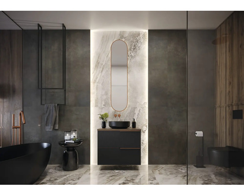 Svetlá kúpeľňa s umývadlovou skrinkou, zrkadlom, vaňou a toaletou