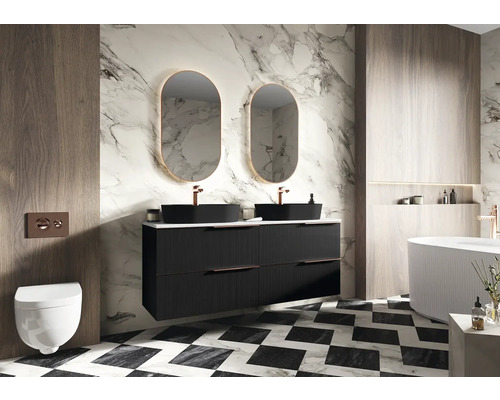 Moderná kúpeľňa s dvojitým umývadlom, oválnymi zrkadlami s osvetlením, závesným WC a čierno-bielou šachovnicovou podlahou