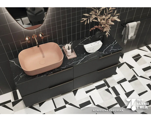 Moderná kúpeľňa s umývadlovou skrinkou, umývadlom na dosku a geometrickými dlaždicami