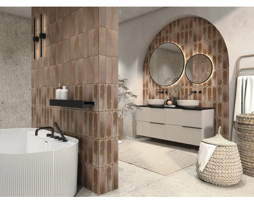 Moderná kúpeľňa s vaňou, umývadlom a zrkadlom