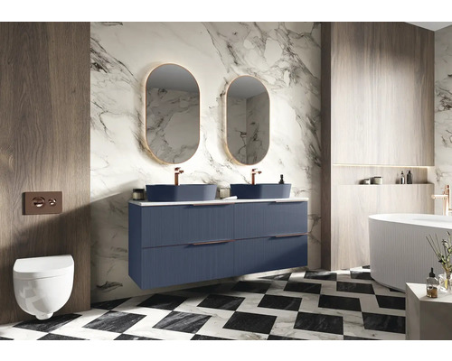 Moderná kúpeľňa s umývadlom, zrkadlami, toaletou a vaňou