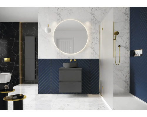 Moderná kúpeľňa s umývadlom, zrkadlom a sprchou