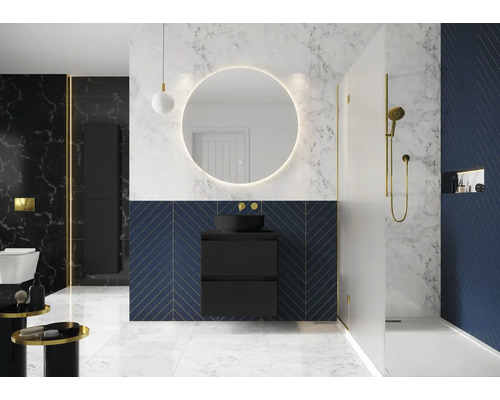 Moderná kúpeľňa s umývadlom, zrkadlom s osvetlením a sprchou.