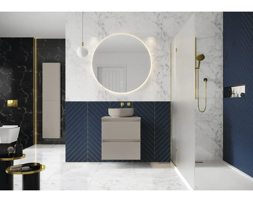 Moderná kúpeľňa s umývadlom, zrkadlom s osvetlením, sprchou a mramorovou stenou