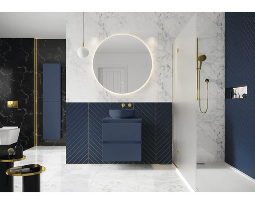 Kúpeľňa s umývadlom, zrkadlom, sprchou a toaletou