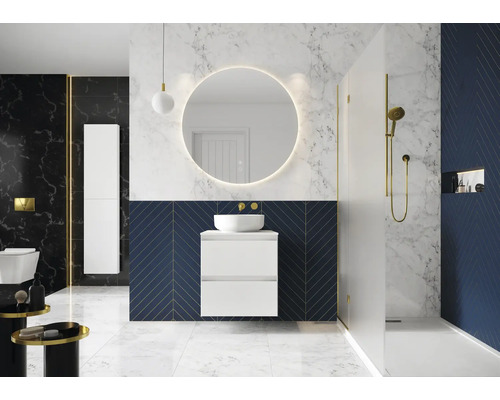 Moderná kúpeľňa s umývadlom, zrkadlom, sprchou a obkladmi s mramorovým vzhľadom