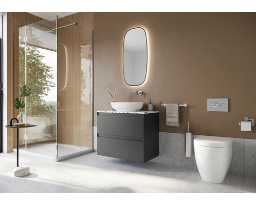 Moderná kúpeľňa so sprchou, umývadlom, zrkadlom a toaletou.