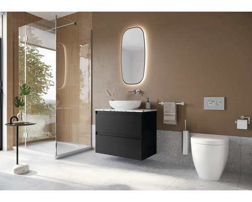 Kúpeľňa so sprchou, umývadlom so zrkadlom a toaletou