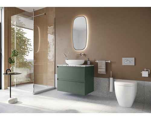 Moderná kúpeľňa so sprchou, umývadlom, zrkadlom a toaletou.