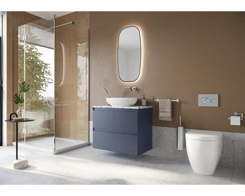 Moderná kúpeľňa so sprchou, umývadlom, zrkadlom a toaletou.