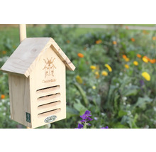 Drevený domček pre lienky v záhrade