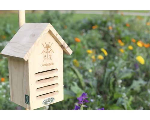 Drevený domček pre lienky v záhrade