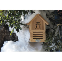 Drevený domček pre lienky s dekoráciou v záhrade