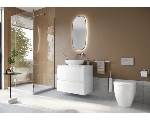 Moderná kúpeľňa so sprchou, umývadlom, zrkadlom a toaletou.