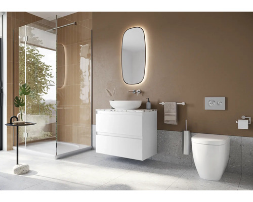 Moderná kúpeľňa so sprchou, umývadlom, zrkadlom a toaletou.