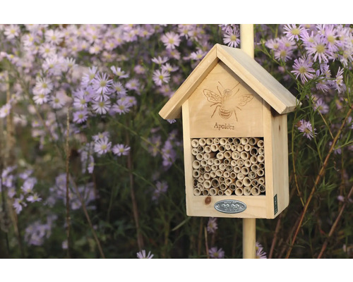 Drevený hmyzí hotel s hniezdiskom pre divé včely