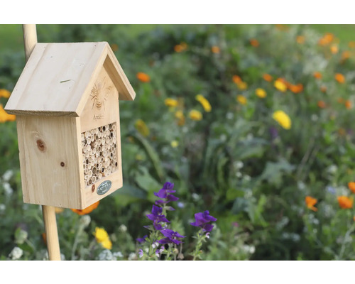 Drevený hmyzí hotel v záhrade