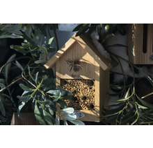 Drevený hmyzí hotel s motívom včely a hniezdiskom