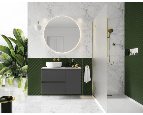 Moderná kúpeľňa s umývadlom, zrkadlom, sprchou a rastlinami