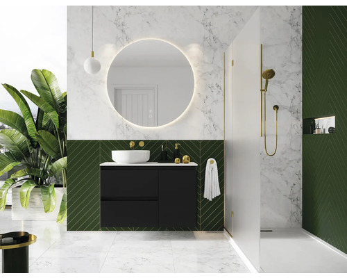 Moderná kúpeľňa s čiernou skrinkou pod umývadlo, okrúhlym zrkadlom s osvetlením a sprchou.