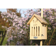 Drevený domček pre motýle v záhrade