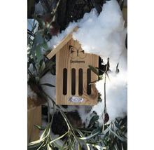 Hmyzí hotel s motívom motýľa a slovom Lepidoptera čiastočne pokrytý snehom.