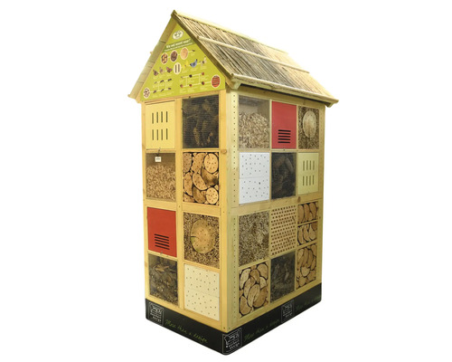 Veľký hmyzí hotel s rôznymi výplňovými materiálmi a bambusovou strechou