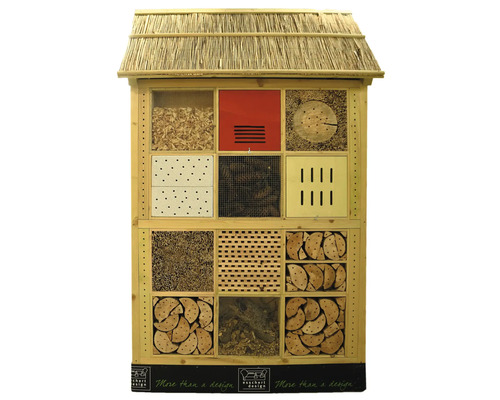 Drevený hmyzí hotel s rôznymi výplňovými materiálmi na podporu biodiverzity v záhrade