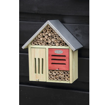 Hmyzí hotel s bambusovými rúrkami a strechou