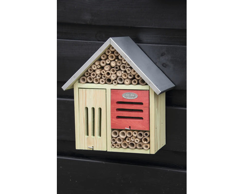 Hmyzí hotel s bambusovými rúrkami a strechou