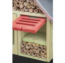 Detailný pohľad na hmyzí hotel s bambusovými trubkami a drevenou konštrukciou