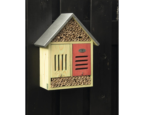 Hmyzí hotel so strechou, bambusovými rúrkami a dreveným puzdrom