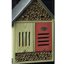 Hmyzí hotel z dreva a bambusu s kovovou strechou