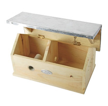 Otvorená drevená búdka s kovovou strechou