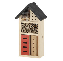 Hmyzí hotel z dreva s rôznymi výplňovými materiálmi na podporu biodiverzity v záhrade.