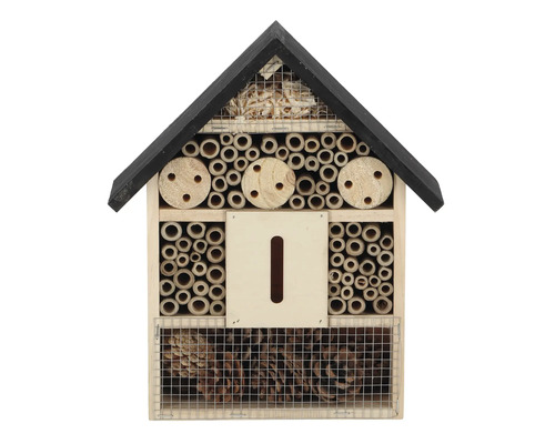 Hmyzí hotel z dreva s bambusovými rúrkami a šiškami