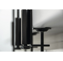 Detailný pohľad na upevnenie umývadla so závitovou tyčou a držiakom