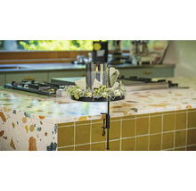 Dekoratívna stolová sviečka so svorkou na kuchynskom stole