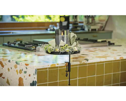 Dekoratívna stolová sviečka so svorkou na kuchynskom stole