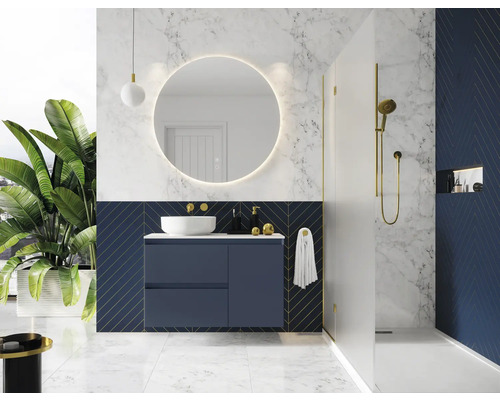 Moderná kúpeľňa s umývadlom, zrkadlom, sprchou a rastlinami