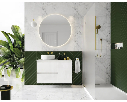 Moderná kúpeľňa s umývadlom, zrkadlom, sprchou a rastlinami.