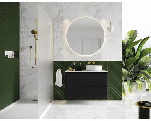 Kúpeľňa so sprchou, umývadlom, zrkadlom a zelenými obkladmi stien