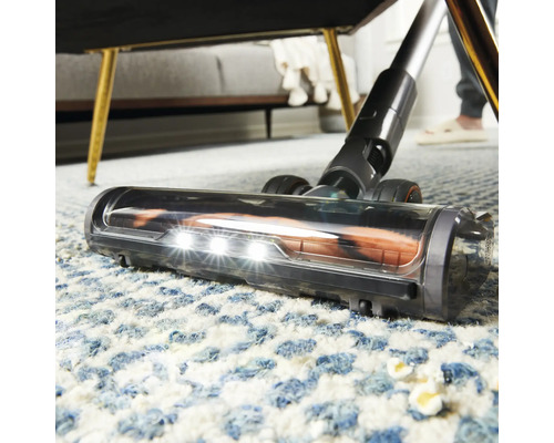 Vysávač s osvetlením čistí koberec